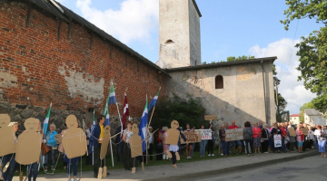 Šovasar augustā Dundagā notika iedzīvotāju demonstrācija, lai paustu attieksmi pret domes darbu. Foto no "Talsu Vēstīm"