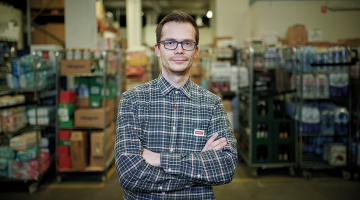 Pirms divām nedēļām Emīls izglāba kolēģi, veicot viņai netiešo sirds masāžu. Tagad visos Rimi hipermārketos Latvijā ir pieejami defibrilatori. «Būtu noderējis agrāk!» saka Emīls.
Foto — Edmunds Brencis