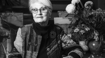 «Savos spēka gados Džemma gleznoja nevis pie molberta, bet uz grīdas, un viņai patika jaunu tehniku izaicinājumi, patika vērot nejaušības krāsas klāšanas gaitā, ļauties tām vest uz jauniem risinājumiem,» stāsta mākslas vēsturniece Laima Slava, kas uzrakstījusi pētījumu par Džemmu Skulmi.
Foto — Lauris Aizupietis, F64/Ir arhīvs