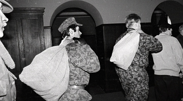 1991.gada 27.novembrī Augstākās Padomes apsardzes vīri parlamentā ienes čekas dokumentus.
Foto — Uldis Briedis