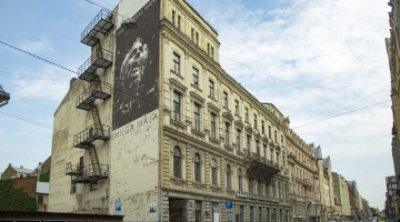 Jaunā Rīgas teātra vēsturiskās mājvietas Lāčplēša ielā 25 pārveide apstājusies arhitektu un būvnieku nesaskaņu dēļ. Foto: Edijs Pālens, LETA