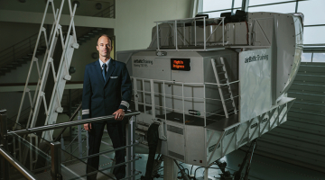 Klāvs Sebris ir viens no Latvijas lidsabiedrības airBaltic Pilotu akadēmijas pirmajiem 12 absolventiem. «Ja pilots labi mācījies, tad ir gandrīz neiespējami, ka viņu var pārsteigt kas negaidīts,» saka Klāvs.
Foto — Lauris Aizupietis