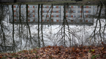 Mājas atspulgs ūdenī. Foto: Evija Trifanova, LETA