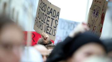 Mediķu protesta akcija pagājušajā nedēļā pie Saeimas nama. Foto: Ieva Leiniša, LETA