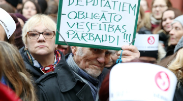Pie Saeimas nama notiek mediķu protesta akcija "Viena diena bez medicīnas personāla". Foto: Ieva Leiniša, LETA