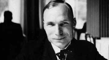 Edgars Dunsdorfs Latvijas Universitātes studentu virtuvē Rīgā. 1938. gads. Fotogrāfs nezināms. Jaņa Rozentāla Saldus vēstures un mākslas muzeja krājums