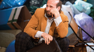 Tiesneša un pilsētas domes Likumības komisijas vadītāja Ļapkina-Tjapkina lomā Mārtiņš Brūveris.
Foto — Kristaps Kalns