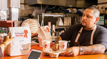 Rikijam Lopesam no Sanfrancisko pieder četri restorāni. Tikai viens no tiem ir tradicionāla ēstuve ar ēdamzāli un galdiņiem, bet pārējie trīs darbojas virtuāli.
Foto — The New York Times