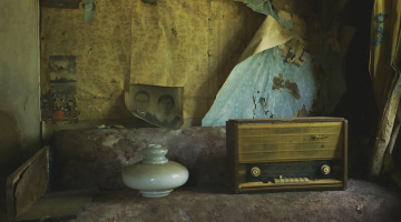 Apkaimes bēdīgo garu ilustrē kadri, kas atgādina pabalējušus polaroīda fotouzņēmumus — sabrukušas, pamestas viensētas, aizauguši dārzi, seni ģimenes foto.
Publicitātes foto