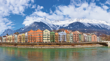 Insbrukas panorāma ar kalniem fonā.
Foto — Shutterstock