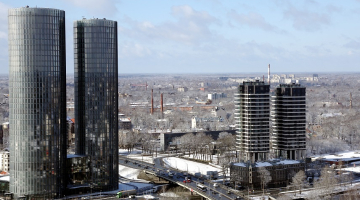 Daudzfunkcionālais komplekss "Z-Towers" (pa kreisi) un daudzstāvu dzīvojamo ēku "Filozofu rezidence" komplekss.  Foto: Edijs Pālens, LETA