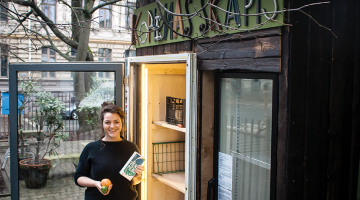 «Kad aizbraucu Ziemassvētku brīvdienās, ieliku skapī pienu, augļus un dārzeņus, kas citādi būtu sabojājušies,» stāsta Beatrise. «Vienreiz izmantoju olas. Biju pēc darba plānojusi cept kūku, taisījos iet uz lielveikalu pakaļ sastāvdaļām, bet — kāpēc nepaņemt no ledusskapja? Kūka iznāca laba.»
Foto — Ieva Salmane
