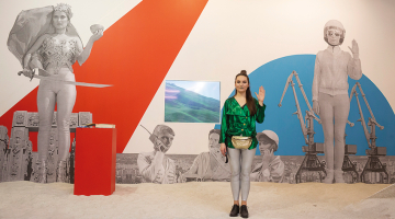 Māksliniece Ieva Balode pie savas videoinstalācijas, kas ir kā feministiska pasaka.
Foto — Didzis Grodzs