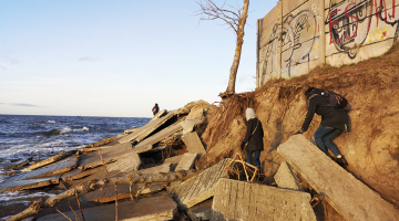 Lai nokļūtu līdz molam, Daugavgrīvas pludmalē jārāpjas pāri sagruvušiem betona stiprinājumiem, zem kuriem jūra izskalojusi krastu.
Foto — Rolands Tjarve