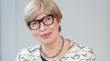 Kārina Pētersone: «Šo autobiogrāfiju izlasīt ir vērtīgi, jo visi esam nobažījusies par ceļu, kādu ASV uzņēmušas.»
Foto — Ieva Salmane