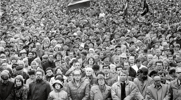 Tautas manifestācijā 1988. gada 7. oktobrī Mežaparkā pirms Latvijas Tautas frontes dibināšanas plecu pie pleca atradās gan topošās kustības nākamie līderi, LNNK un citu radikālāku organizāciju runasvīri, gan kompartijas vadītāji un pat VDK amatpersonas.
Foto — Latvijas Tautas frontes muzejs