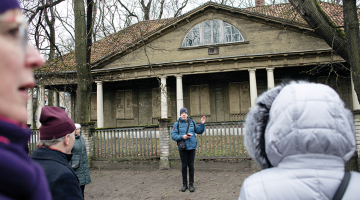 Aivaram Jakovičam sāp sirds par vietām, kas pazūd vienkārši nolaidības dēļ. Piemēram, Bloka muiža, kas tagad stāv pamesta, aiznaglotiem logiem. Par to Jakovičs apņēmies pacīnīties, rakstīs vēstuli pašvaldībai. Pārgājiena beigās pie viņa pienāk kāda sieviete un sola palīdzēt.
Foto — Kristīne Madjare