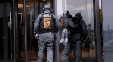 Valsts policijas pretterorisma vienības "Omega" pārstāvji ierodas likvidējamajā "ABLV Bank" centrālā ēkā Skantes ielā 7, kur KNAB darbinieki veica kratīšanas. Foto: Sintija Zandersone, LETA