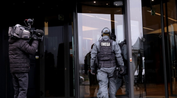 Valsts policijas pretterorisma vienības "Omega" pārstāvji ierodas likvidējamajā "ABLV Bank" centrālā ēkā Skantes ielā 7, kur Korupcijas novēršanas un apkarošanas biroja darbinieki veic neatliekamās procesuālās darbības. Foto: Sintija Zandersone, LETA