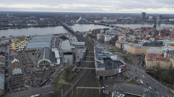 Centrāltirgus un Rīgas Centrālā dzelzceļa stacija. Foto: Kaspars Nordens, LETA