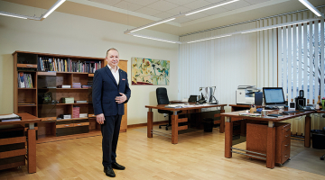 «Mums patiesībā ir speciāls kolēģis, kurš cenšas izprast, kā cilvēks attīstās un kādi jauninājumi ir jāievieš. Birojs ir ilglaicīga investīcija. Ja šodien kaut ko mainām, ir ļoti svarīgi noķert īsto sajūtu, kas būs nepieciešams arī nākotnē.»
Foto — Edmunds Brencis