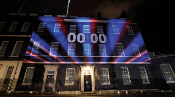 Digitālais pulkstenis uz britu premjera rezidences Dauningstrītā 10 Londonā mūra rāda nulli — tas bija 31. janvāra pulksten 23, kad Apvienotā Karaliste oficiāli izstājās no Eiropas Savienības.
Foto — AFP/LETA