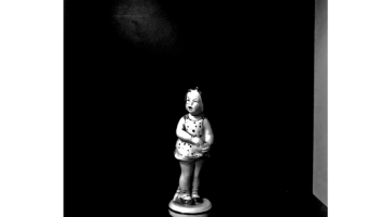 Reiz uz Tērbatas ielas bija brīnišķīgas dāmas pārvaldīts antikvariāts. Biju ieradis tur iegriezties un Andrai uzmeklēt visādus neparastus brīnumus. Šo porcelāna lellīti pamanīju uzreiz — tā bija ļoti līdzīga kādai Jūrmalas pludmalē uzņemtai Andras bērnības fotogrāfijai.
Ilustrācija — Pauls Bankovskis