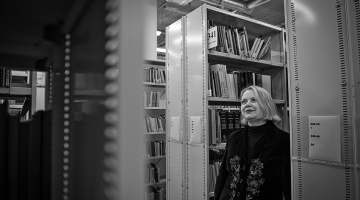 «Muižu bibliotēku tradīcija Latvijā ir aprauta, gribas to ratu pagriezt atpakaļ.» savu aizrautību skaidro Kristīne Zaļuma.  
Foto — Kristaps Kalns