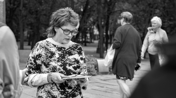 Inga Gaile Latvijas PEN zibakcijā pie Raiņa pieminekļa. 2019. gada 
11. septembris. 
Foto no Ingas Gailes privātā arhīva