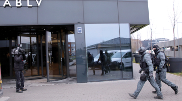 Valsts policijas pretterorisma vienības Omega pārstāvji ierodas bankas ABLV centrālajā ēkā, kur likumsargi 28. janvārī veica kratīšanu.
Foto — LETA
