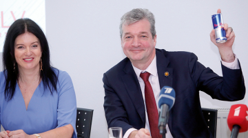 Labklājības ministre Ramona Petraviča un jaunais KPV LV priekšsēdētājs Atis Zakatistovs partijas kongresā. Kāds biedrs Zakatistovam uzdāvināja enerģijas dzērienu, jo līderis pēdējos gados nosirmojis.
Foto — LETA