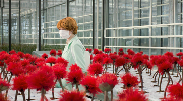 Biotehnoloģes lomā angļu aktrise Emīlija Bīčema.
Publicitātes foto