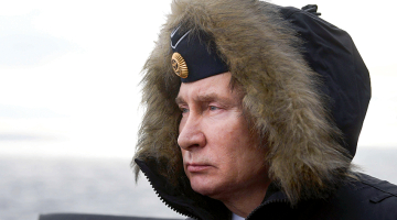 Krievijas prezidents Vladimirs Putins vēro jūras spēku mācības Melnajā jūrā pie Krimas pussalas šā gada 9. janvārī.
Foto — AP/Scanpix