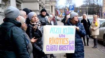 Piekets pie Ģenerālprokuratūras  Latvijas pilsones Kristīnes Misānes atbalstam, kuru Dānijas apgabaltiesa nolēma paturēt apcietinājumā par sava bērna nolaupīšanu Dienvidāfrikas Republikā (DĀR), kas faktiski nozīmē, ka viņa 20.februārī tiks izdota DĀR. Foto: Paula Čurkste, LETA