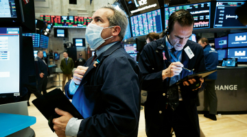 Piektdiena, 20. marts, bija pēdējā diena, kad brokeriem bija atļauts strādāt Ņujorkas biržas NYSE tirdzniecības zālē.
Lai ierobežotu koronavīrusa izplatīšanos, nākamajā nedēļā akciju tirgošana notika tikai elektroniski.
Foto — Scanpix