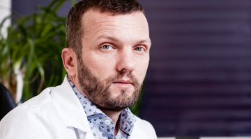 Medicīnas doktors Armands Sīviņš vada Latvijas Onkoloģijas centra Onkoķirurģijas klīniku.
Foto — Ieva Salmane
