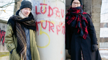 «Ielu uzraksti ir kā paralēla, mums līdzās eksistējoša pilsētas seja. Tā kaut mazliet, tomēr ietekmē to, kā konkrēto vietu uztveram un tajā jūtamies,» uzskata «ielu antropoloģes» Ilga un Mare.
Foto — Kristīne Madjare