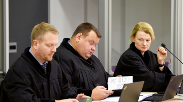 Prokurori Agris Skradailis (no kreisās), Kaspars Cakuls un Jekaterina Kušakova Zolitūdes traģēdijas krimināllietas tiesas laikā.
Foto — LETA