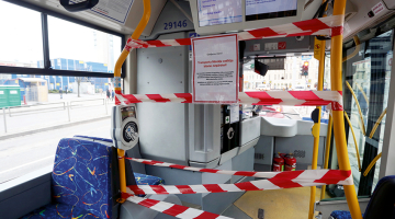 Vadītāju izolējoši norobežojumi Rīgas Satiksmes autobusā.
Foto — LETA
