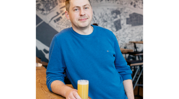 Latvijas likumi atļauj savām vajadzībām vienam cilvēkam vārīt līdz 50 litriem alus, bet ir cilvēki, kas raudzē tukšās pieclitrīgās ūdens pudelēs.
Foto — Kristīne Madjare