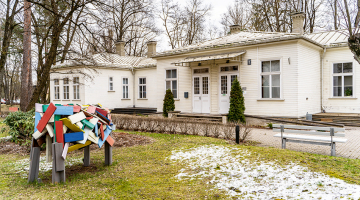 Vecāku mājas rekonstrukcijas konkursā pēdējā brīdī tika samainīts jau iesniegtais būvnieku pieteikums, uzpūšot tāmi par aptuveni 30 tūkstošiem eiro.
Foto — Lauris Aizupietis