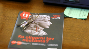 Žurnāls "Ir" ar publicētajām oligarhu sarunām, kuras KNAB bija slepus ierakstījis, Saeimas deputāta darba vietā Saeimas ārkārtas sēdē. Foto: Edijs Pālens, LETA