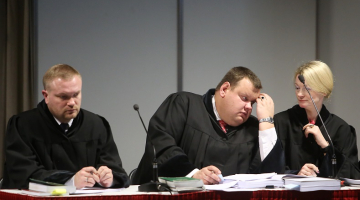 Rīgas tiesu apgabala prokuratūras prokurori Agris Skradailis (no kreisās), Kaspars Cakuls un Jekaterina Kušakova tiesas sēdes laikā. Foto: Evija Trifanova, LETA