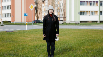 Aprīļa sākumā uzdāvinājusi Ozolnieku novada sociālajiem darbiniekiem sejas maskas, Sintija atteicās no pateicības un sevis cildināšanas. «Tas nav nekas liels,» viņa paskaidroja, jo, pateicoties latviešu laipnībai, Latvijā un mazajos Ozolniekos jūtas kā mājās.
Foto — Billijs Locs