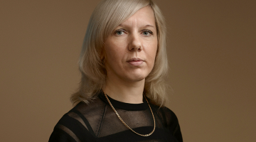 «Kad iztaujāju repatriācijas reisu pasažierus, bija salīdzinoši viegli atrast likumsakarības. Tagad, kad slimība izplatās Latvijas teritorijā, ir jau daudz grūtāk,» saka Sigita Geida.
Foto — Reinis Hofmanis