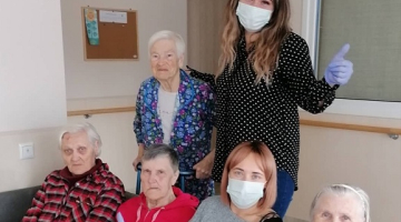 Frizieres (ar sejas maskām) senioru mītnē Babītē kopā ar savām klientēm. Foto no Instagram