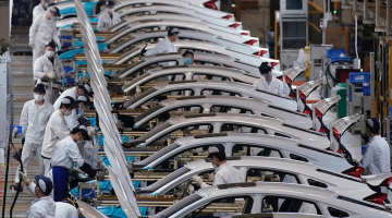 Ķīnas pilsētas Uhaņas autorūpnīcas, kas ražo hondas, strādnieki darbā. Foto: REUTERS/Aly Song/Scanpix/LETA