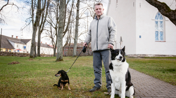 «Esmu lepns par Latviju,» paziņo Deivids. «Iedzīvotāji ir tik apzinīgi un pacietīgi! Šobrīd dzīvojam tādā salauztā pasaulē, vislielākā problēma ir bailes. Manai ģimenei un draugiem palīdz ticība. Es viņiem saku, ka ne jau Dievs ir šo visu sastrādājis, bet cilvēki.»
Foto — Ieva Salmane