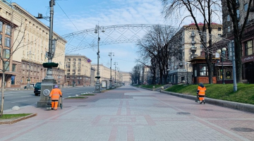 Parasti dzīvā Kijevas sirds iela - Kreščatiks - Covid-19 pandēmijas laikā spocīgi tukša. Tikai divi pilsētas servisa darbinieki. Foto: Aleksis Babuškins