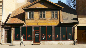 Fotomākslinieces Lindas Klētnieces darbi Tērbatas ielā